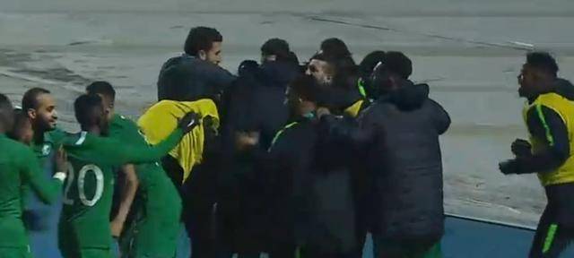 皇冠信用网登2登3_3分钟2球+写意吊门绝杀!亚洲第7逆转登榜首皇冠信用网登2登3,全队疯狂拥抱庆祝