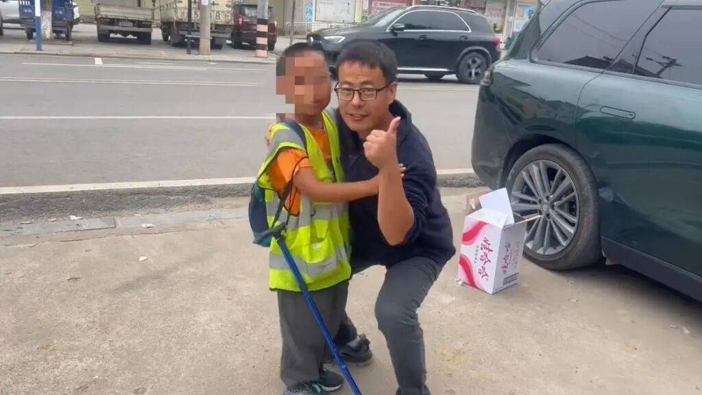 皇冠信用網最新地址_湖北一男子辞掉月薪2万元工作皇冠信用網最新地址,带9岁儿子徒步千里,计划60天走到山东……原因让人泪目